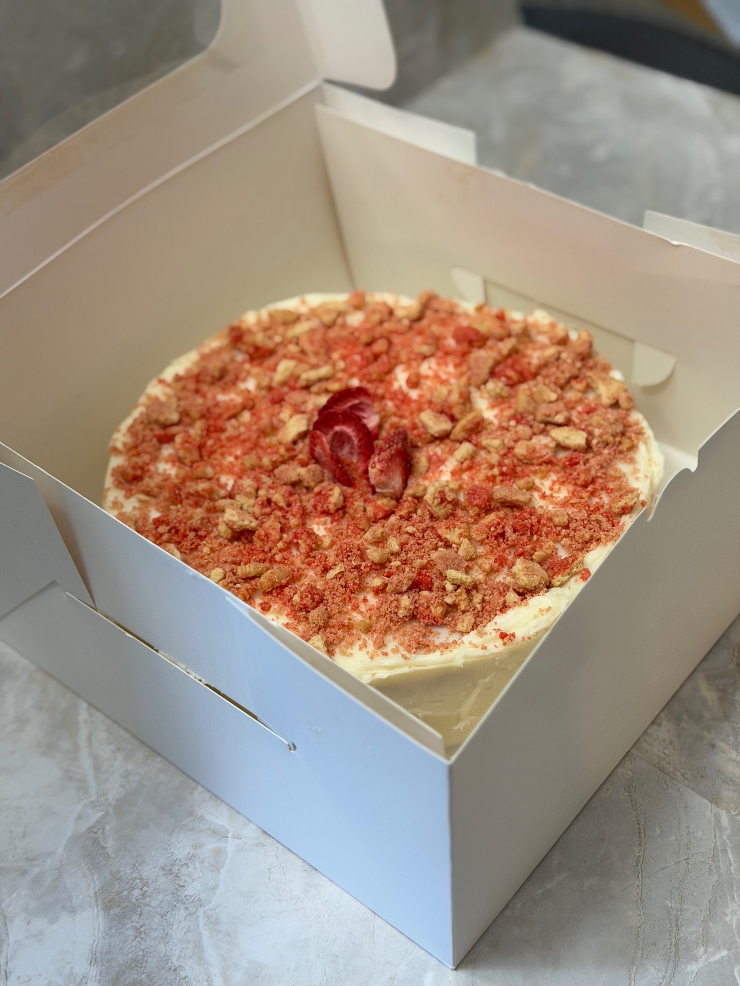 Strawberry crunch cake
